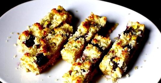 Тарт с ежевикой и фисташками