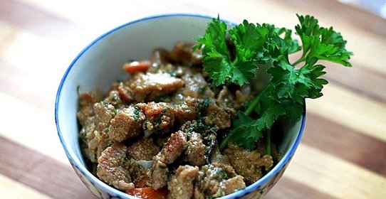 Мясо с грибами на сковороде