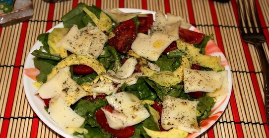 Салат с рукколой, помидорами черри, авокадо и моцареллой