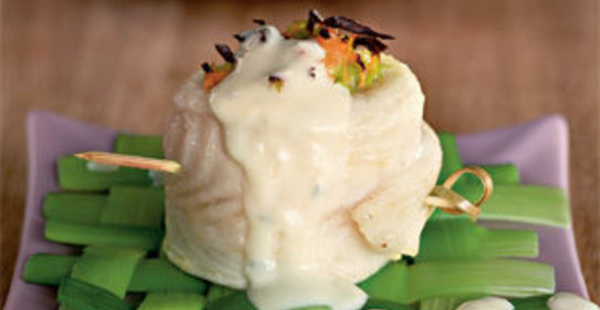 Рыбные рулеты на циновке из лука-порея