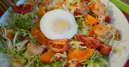 Салат с креветками и яйцом пашот