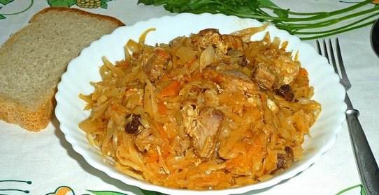 Капуста тушеная с грудинкой и черносливом