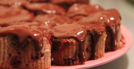 Супер-вишнёвые кексы с шоколадным кремом