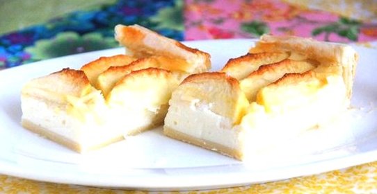 Слоеный пирог с творогом и яблоками