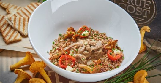 Бефстроганов с гречкой и лисичками