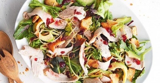 Салат из индейки и авокадо с клюквенным соусом