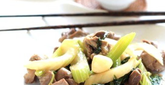 Жареная курица с сельдереем и имбирем (Jirou Chao Qincai)