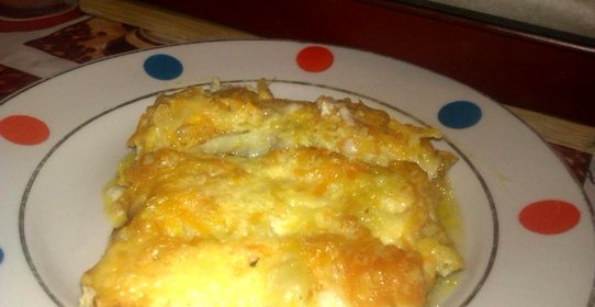 Белая рыба под овощами и сметаной