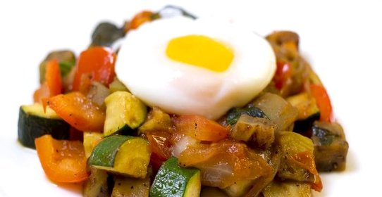 Рататуй с яйцом