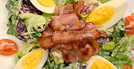 Теплый салат с беконом и яйцами