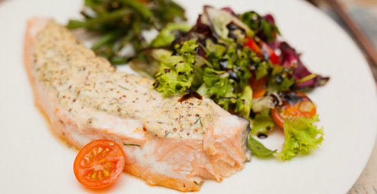Лосось в горчичной глазури с салатом: пошаговый рецепт