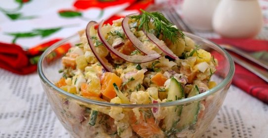 Салат с копчёным кальмаром и свежим огурцом