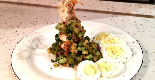 Вегетарианский оливье с сельдереем и горчичным соусом