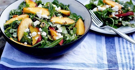 Салат с рукколой, персиками и козьим сыром