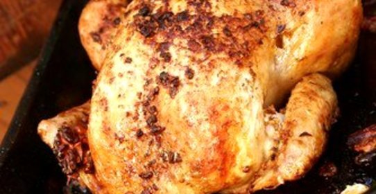 Курица, запеченная с апельсинами, медом, шафраном и анисом с овощами и орехами