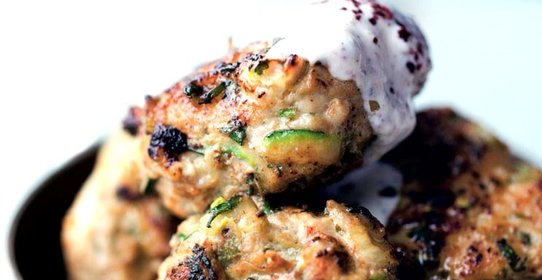 Бургеры из индейки с кабачками, зеленым луком и кумином