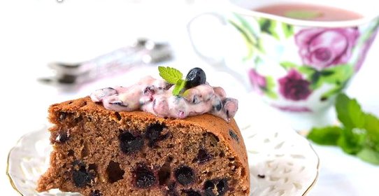 Пирог с кабачком и черникой в мультиварке