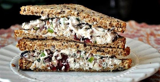 Салат из курица с эстрагоном, орехами пекан и клюквой