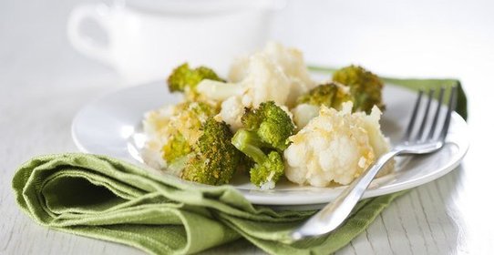 Цветная капуста и брокколи с чесноком, запеченные в духовке