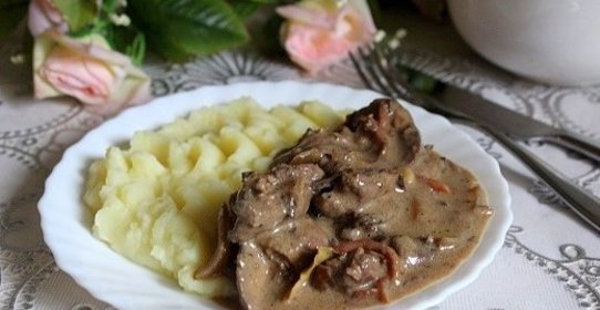 Куриная печень в сметанном соусе