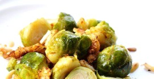 Запеченная брюссельская капуста в коричневом масле с фундуком