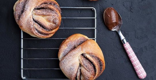 Сдобные булочки с шоколадной пастой