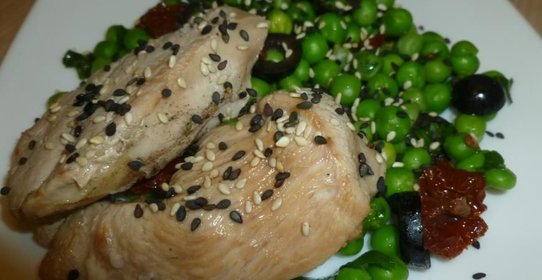 Паровая индейка с зеленым горошком