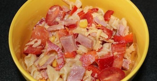 Итальянский салат с макаронами ветчиной помидорами и сыром