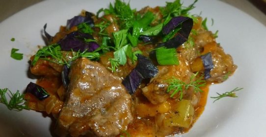 Гуляш с яблоком