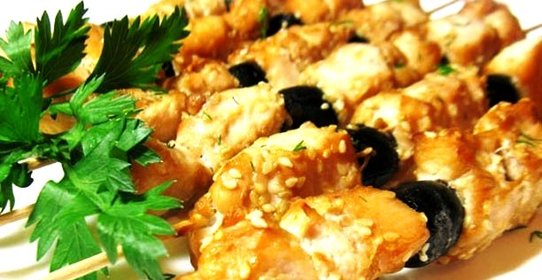 Куриный шашлык в соевом маринаде с маслинами