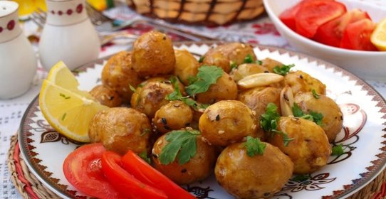 Мелкий картофель запечённый с лимоном и кунжутом
