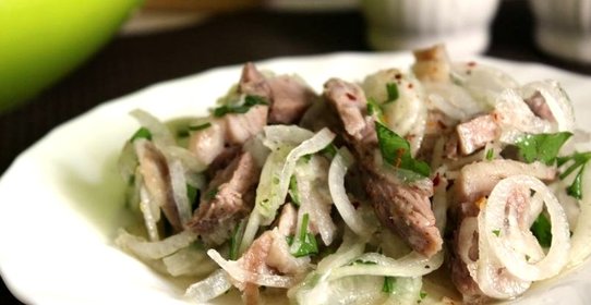 Cалат со свининой и луком
