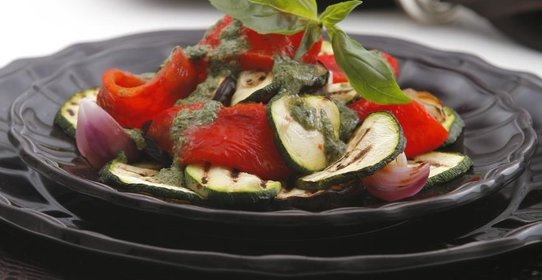 Овощи на гриле с соусом из базилика