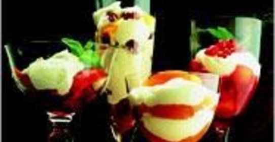 Фруктовый салат со взбитыми сливками