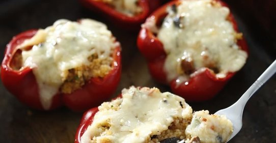 Перец, фаршированный кускусом с грибами