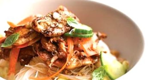 Салат с курицей и рисовой лапшой