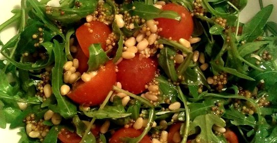 Салат с рукколой, горчичной заправкой и кедровыми орешками
