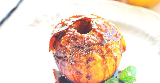 Печеное яблоко с медом