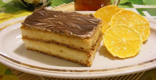 Сметанное пирожное с вареной сгущенкой