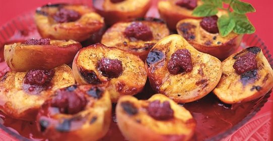 Персики-гриль с малиновым соусом