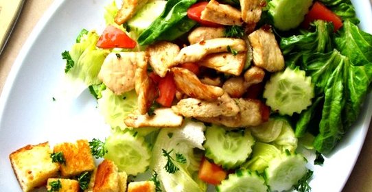 Салат с курицей и помидорами