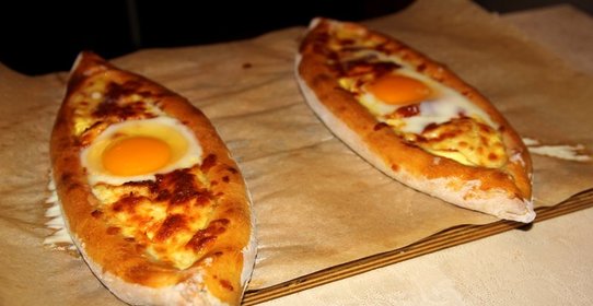 Хачапури по‑аджарски на мацони