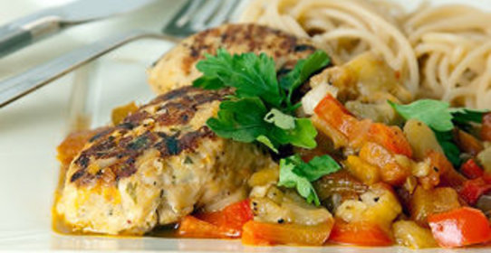 Куриные котлеты с соусом из баклажан и перцев