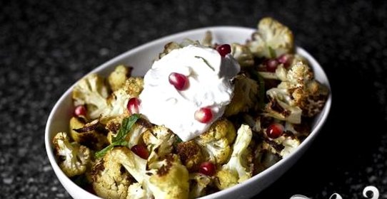 Запеченная цветная капуста с йогуртом и гранатом