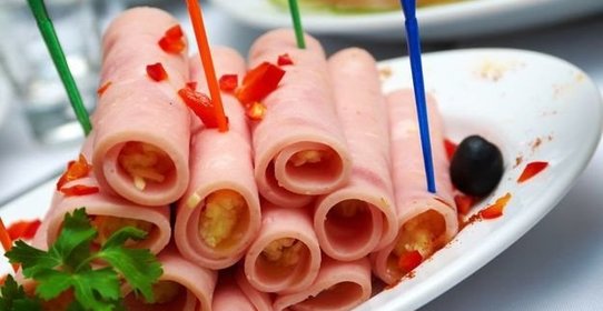 Рулеты из ветчины с сырной начинкой