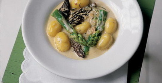 Спаржа, картофель и сморчки в сливочно-винном соусе