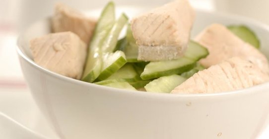 Салат с лососем и огурцом