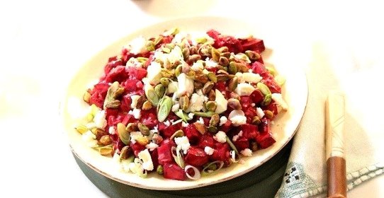 Рождественский свекольный салат с сыром фета