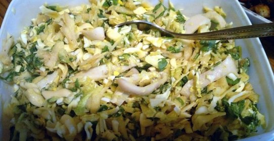 Легкий салат с кальмарами и яблоком