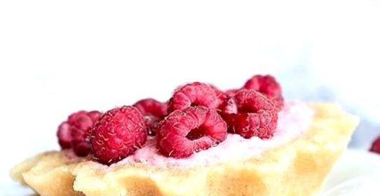 Миндальные тарталетки с малиной и белым шоколадом